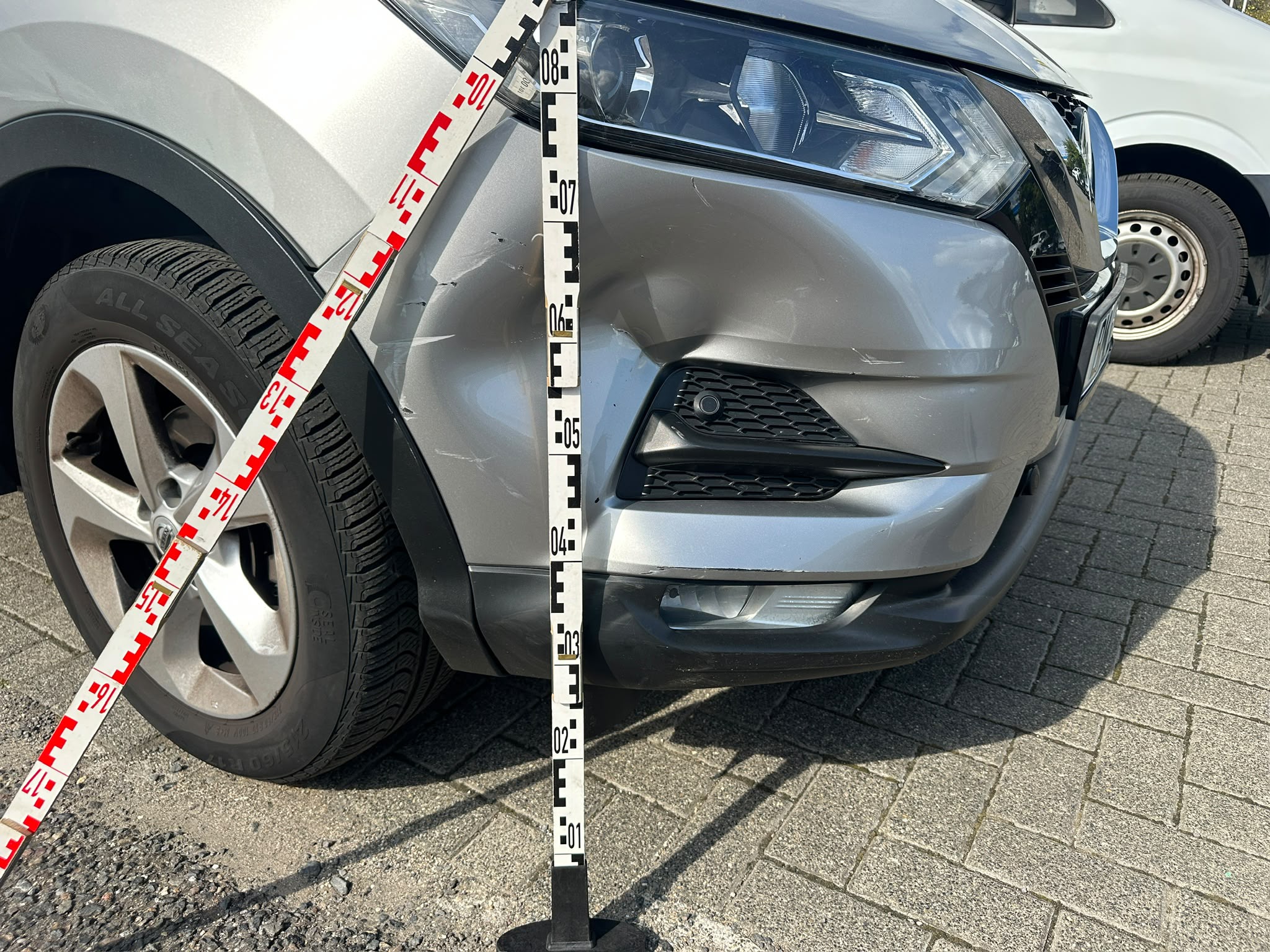 Yunus Kava bei einer Fahrzeugbegutachtung in Erkelenz