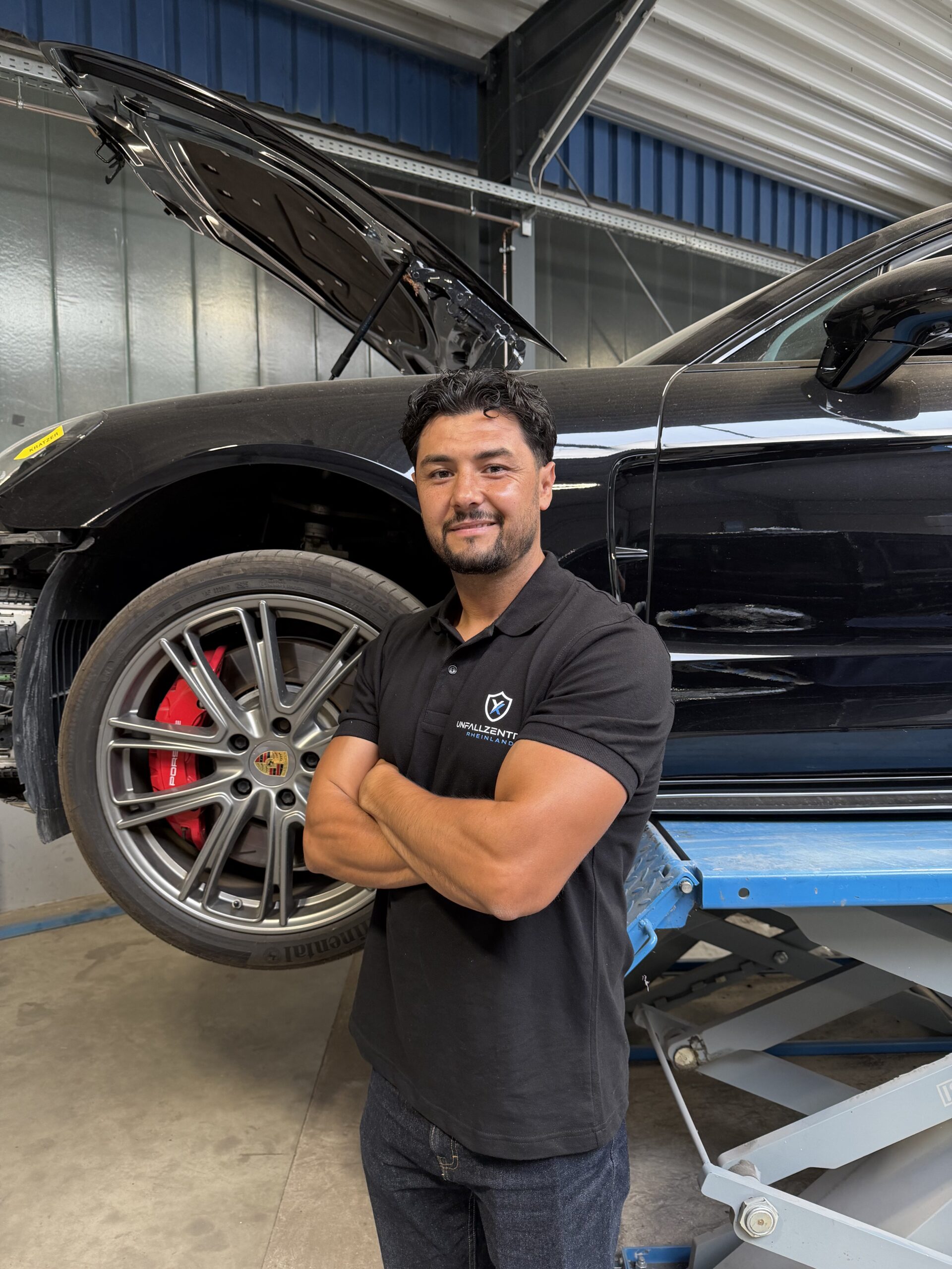 Yunus Kava, KFZ-Sachverständiger des Unfallzentrum Rheinland, bei der Fahrzeugbegutachtung